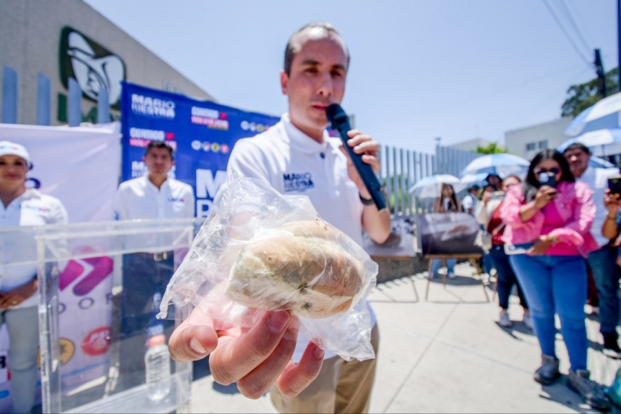 Mario Riestra denuncia entrega de panes con moho a derechohabientes en la Margarita 
