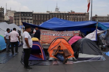 Comerciantes y trabajadores exigen acciones concretas para concluir plantón de la CNTE en el Zócalo