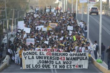 Universitarios toman las calles de Puebla; UPAEP y BUAP encabezan los contingentes
