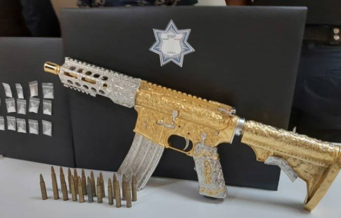Las Bigotonas y el rifle chapado en oro y plata