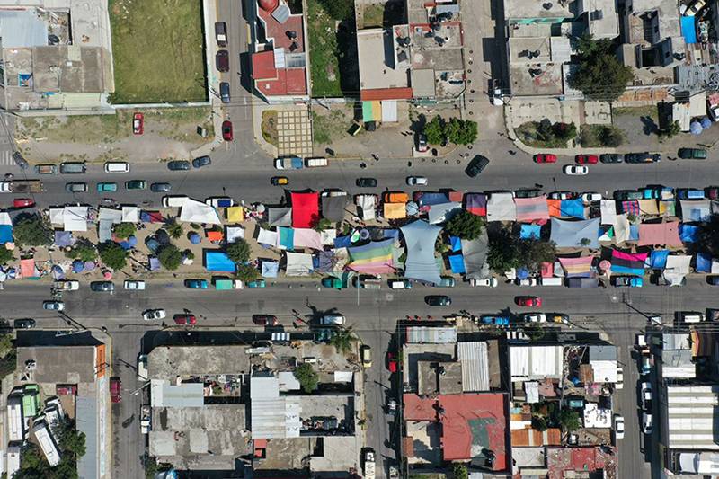 Tianguis relajan distanciamiento