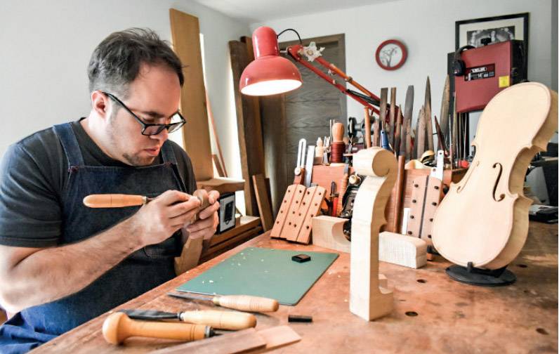 La madera como puente entre el principio y fin: laudería, un arte vivo