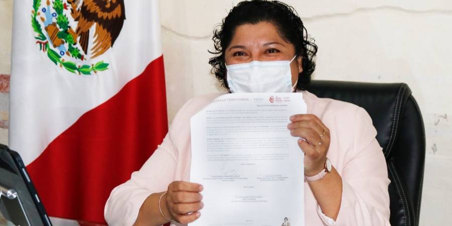 Firma Karina P&eacute;rez Popoca convenio con el INSUS