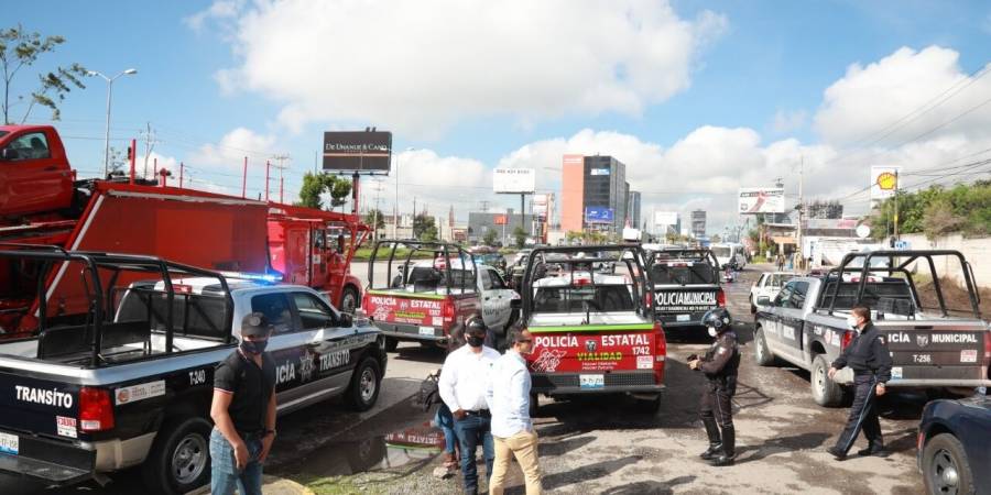 Estado y municipio realizan operativo conjunto para evitar instalaci&oacute;n taxis pirata en V&iacute;a Atlixc&aacute;yotl