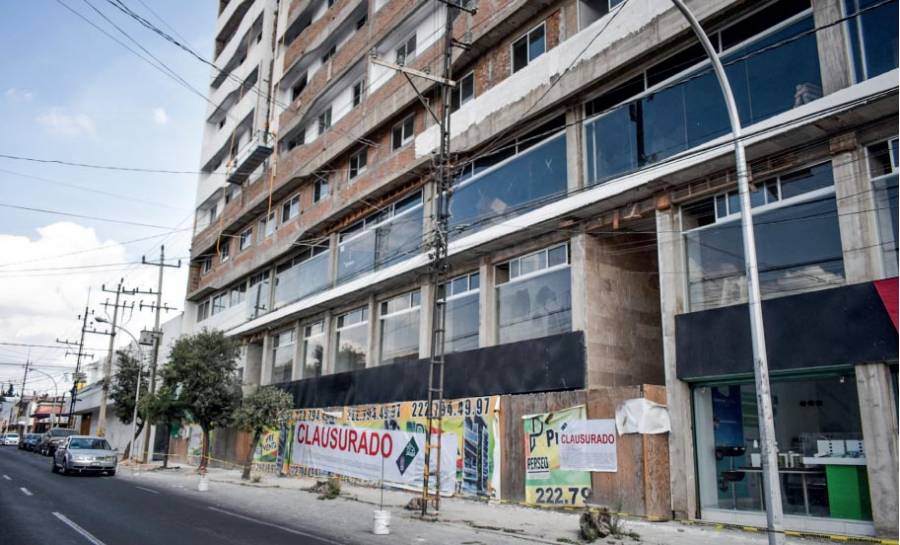 Clausuran edificio ante inacción de la Comuna