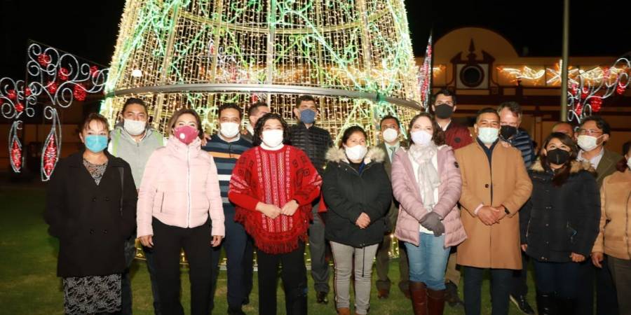 Encabeza Karina Pérez el encendido de la iluminación navideña en San Andrés