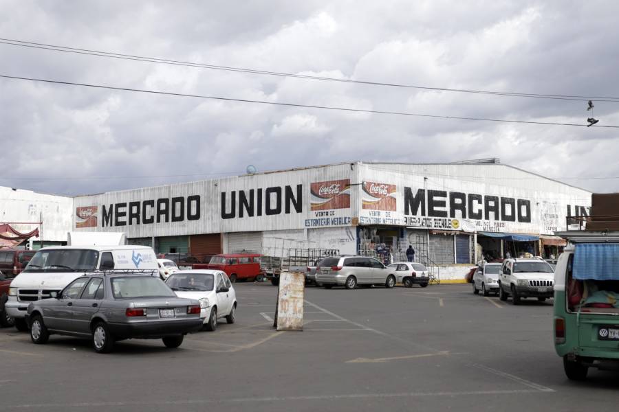 Comuna manda a locatarios de mercado Amalucan a trabajar debado de un puente