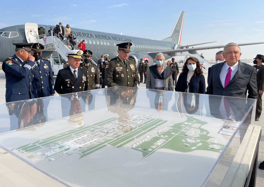 Inaugura AMLO Base Militar Aérea y pista de Santa Lucía