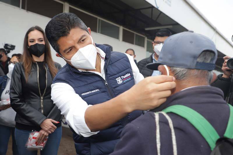 Eduardo Rivera entrega  cubrebocas a los poblanos