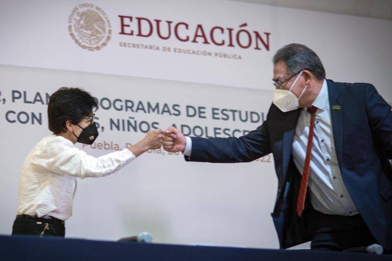 Lilia Cedillo entrega autobús a la Facultad  de Medicina Veterinaria y Zootecnia