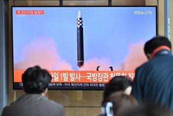 Corea del Norte dispara misiles tras reconocer su primer brote de covid-19