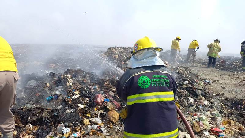 Activo, incendio en relleno sanitario de Tehuacán