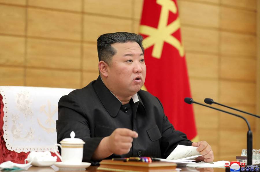 Kim Jong Un critica respuesta a brote de Covid-19 y despliega al ejército