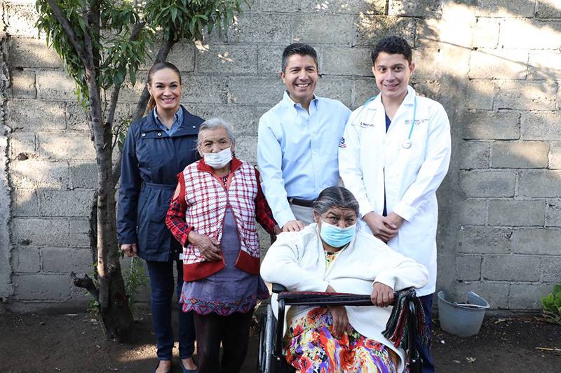 Brinda Eduardo Rivera consultas médicas a poblanos en sus hogares