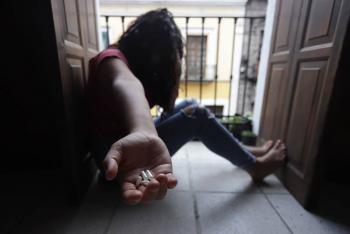 Pandemia impact&oacute; en alza de suicidios en menores