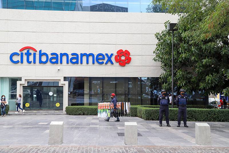 Bancos ya aplican exámenes de control y confianza a trabajadores: Barbosa