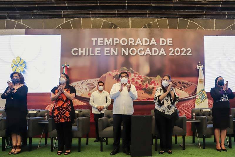 Puebla preserva tradiciones con temporada de chiles en nogada