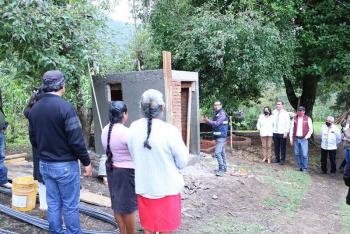 Construye Ceaspue construcción de baños ecológicos en Teteles