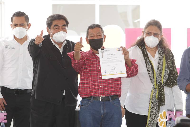 Entregan 50 viviendas a afectados en Xochimehuacan