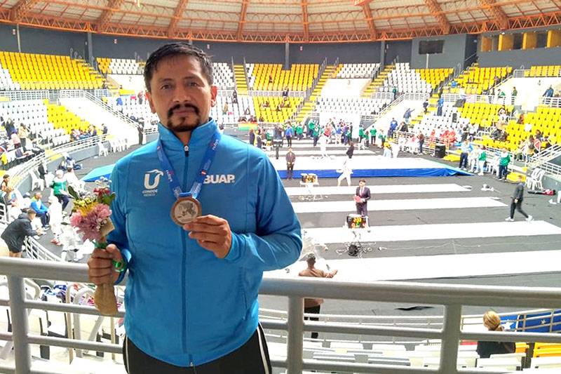 Entrenador BUAP gana plata en Campeonato de Esgrima