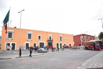 Analizan recomendación tras protesta de normalistas de Teteles en Casa Aguayo