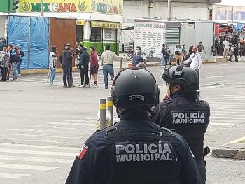 Comerciantes del mercado Unión agreden a policías; hay 2 graves