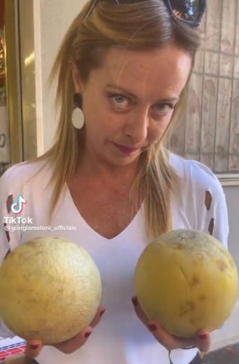 La italiana Giorgia Meloni pide el voto con dos melones en redes sociales