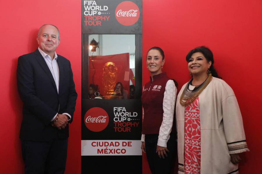 Claudia Sheinbaum recibe el trofeo de la Copa Mundial de la FIFA 2022 en Ciudad de México