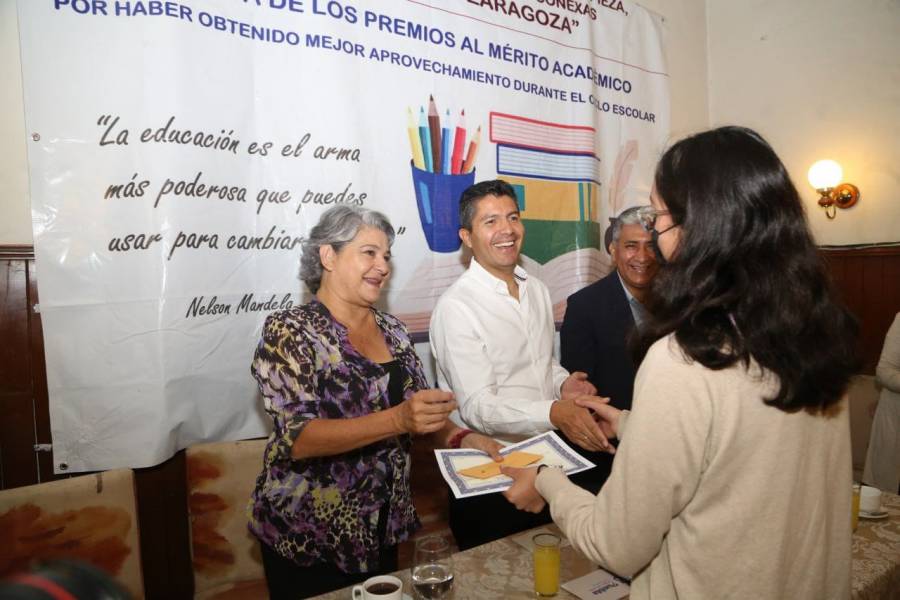 Lalo Rivera reconocen a hijos de trabajadores de Limpia