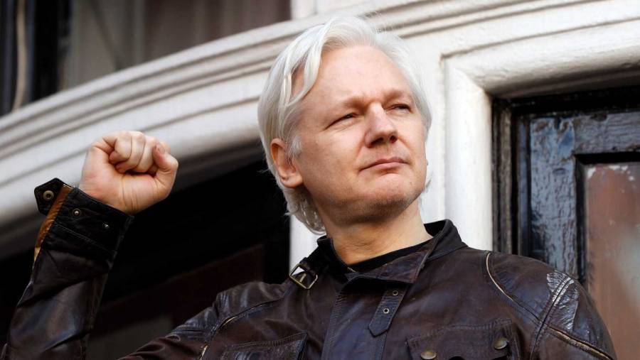 Musk abre encuesta sobre si Assange y Snowden deben ser absueltos