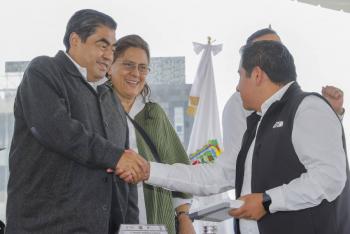 Barbosa entrega patrullas a 111 municipios poblanos