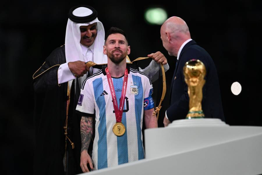 ¿Para qué es la capa que le pusieron a Messi cuando recibió la Copa del Mundo?
