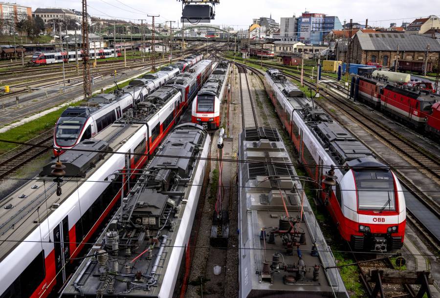 Huelga de trenes en Francia empuja a viajeros a buscar alternativas para la Navidad