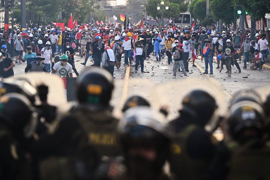 Boluarte pide una tregua pero miles de peruanos presionan por su renuncia