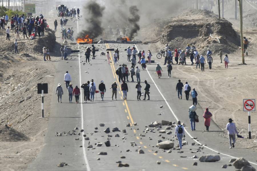 Perú anuncia que desbloqueará carreteras con apoyo de militares