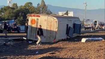 Volcadura de camión deja 3 muertos y 56 lesionados