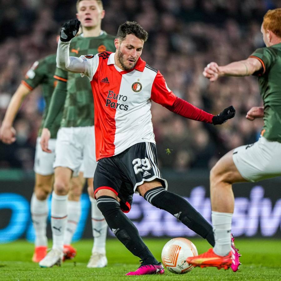 Santiago Giménez anota en la goleada del Feyenoord sobre el Shakhtar en la Europa League