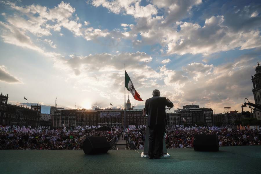 AMLO llen&oacute; el Z&oacute;calo, lo acompa&ntilde;aron las cuatro “corcholatas”