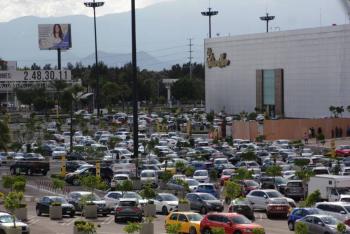 Buscan que centros comerciales den primera hora de estacionamiento gratis a consumidores