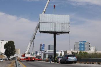 Van contra espectaculares y vallas publicitarias irregulares