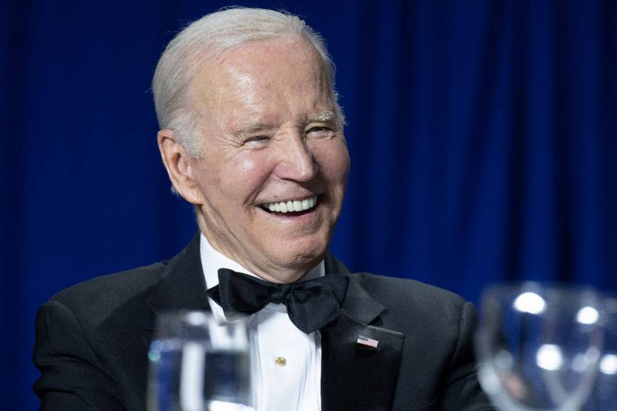 Biden se ríe con chistes sobre su edad en cena de corresponsales de la Casa Blanca