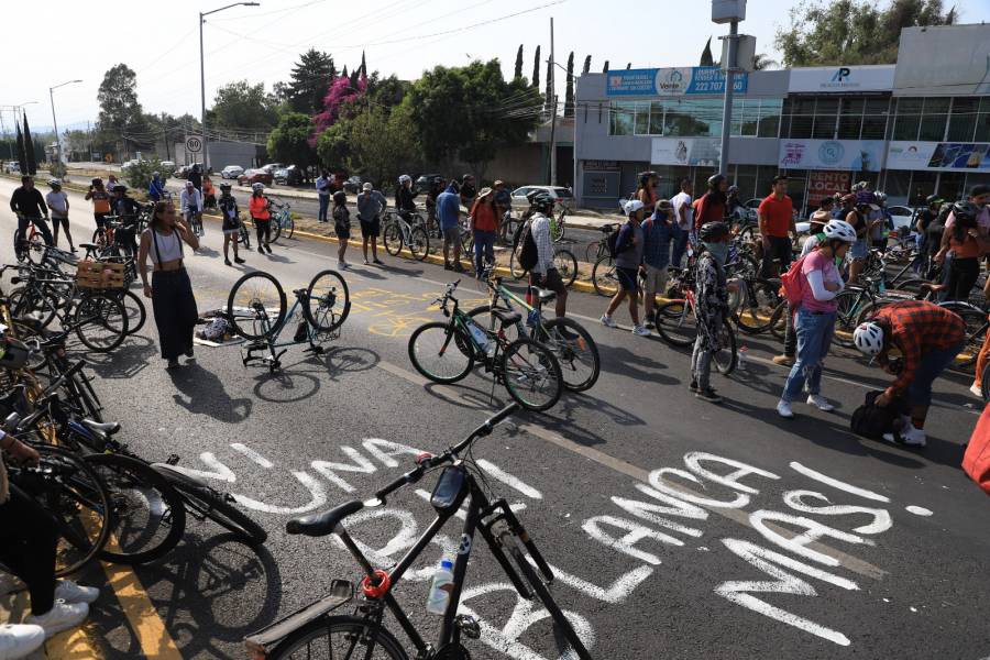 Protesta termina en trifulca; conductor avienta auto a ciclistas