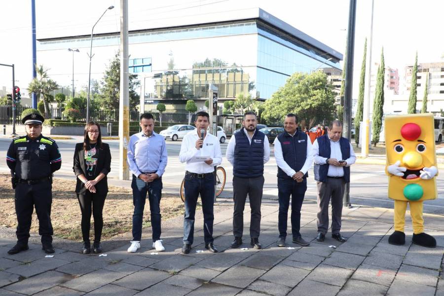 Continua mejoramiento de red semaforica en Puebla Capital