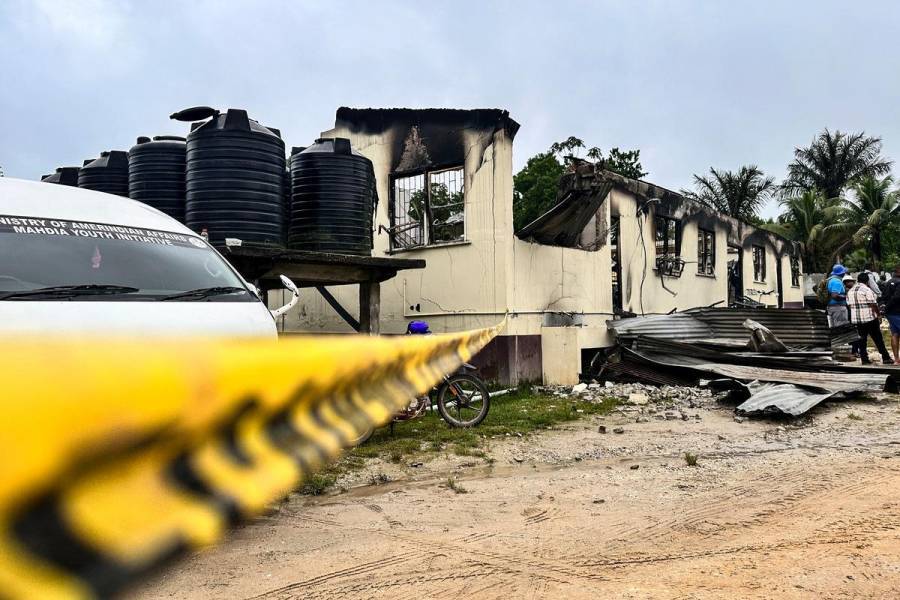 Al menos 19 jóvenes mueren en incendio en dormitorio de escuela de Guyana