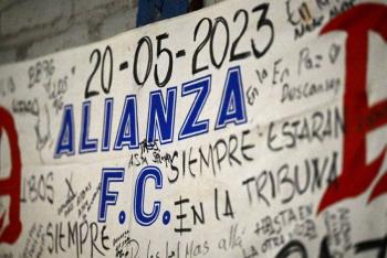 Federación salvadoreña sanciona a club Alianza por estampida mortal