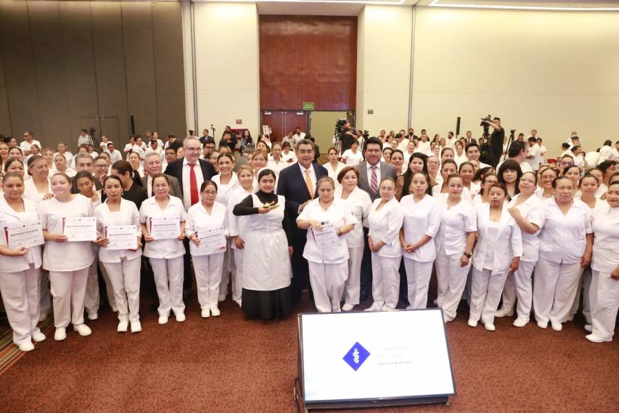 Enfermeras y enfermeros, fundamentales en el desarrollo de Puebla: Sergio Salomón