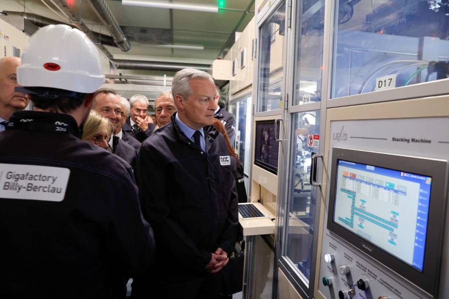Francia inaugura su primera fábrica de baterías para autos eléctricos