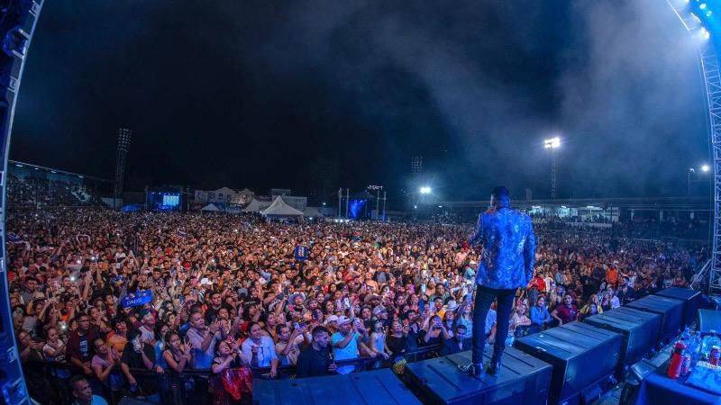 Luis Ángel “El Flaco” triunfa en El Salvador y congrega a 25 mil personas