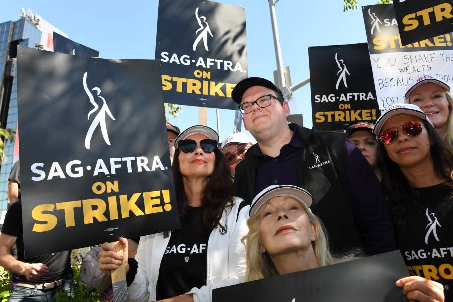 Actores protestan ante los estudios en un Hollywood paralizado