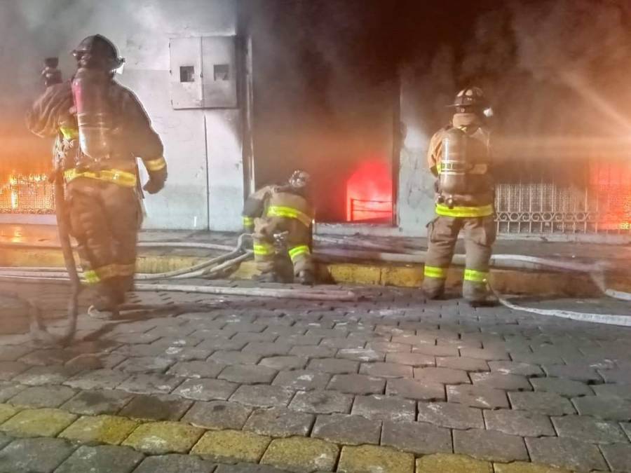 Tras incendio en telas Parisina de Atlixco solo se reportan daños materiales